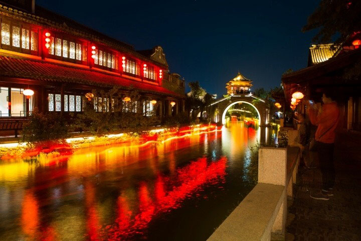 河道邊洗墻燈夜景